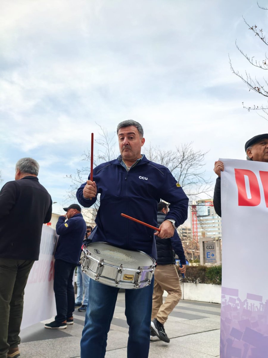 Nino_Mundaca's tweet photo. Ahora Protesta en edificio CCU en las Condes.
NO AL BENCINAZO CCU.‼️
NO MAS DESPIDOS!
La ex empresa del Ministro de Exteriores de Kast, realizó un descuento unilateral a la asignación de movilización de trabajadores de las Fuerzas de ventas y el anuncio del despidos masivos. https://t.co/fkzihyCF4W