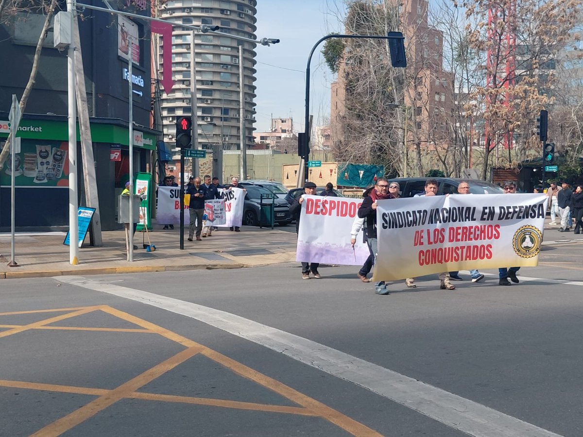 Nino_Mundaca's tweet photo. Ahora Protesta en edificio CCU en las Condes.
NO AL BENCINAZO CCU.‼️
NO MAS DESPIDOS!
La ex empresa del Ministro de Exteriores de Kast, realizó un descuento unilateral a la asignación de movilización de trabajadores de las Fuerzas de ventas y el anuncio del despidos masivos. https://t.co/fkzihyCF4W