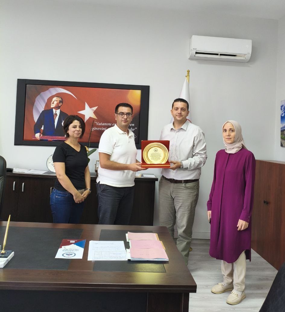 VetHekimSen's tweet photo. 📍Trabzon

Genel Başkan Yardımcımız Ahmet Kadir Sayılır tarafından Çarşıbaşı İlçe Tarım ve Orman Müdürlüğü ziyaret edildi.

İlçe Müdürü Sayın Mehmet Çiftçi  ve meslektaşlarımızla bir araya gelindi. Mesleki sorunlarımız üzerine istişare edilip, yaptığımız çalışmalar hakkında bilgi paylaşıldı.

İlçe Müdürümüze ve 
mesai arkadaşlarımıza misafirperverlikleri ve samimi sohbetleri için teşekkür ederiz.

#VeterinerHekimSendeyiz
#TekSağlık