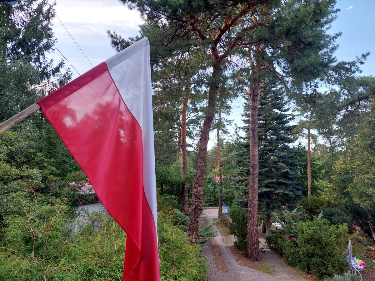 c_jurkiewicz's tweet photo. Mój ukochany dom rodzinny.
Macie to samo uczucie wracając do "siebie"?
Moje #Urle #Jadów #LetniskoNowyJadów
Mam jutro urlop. Pora uporządkować pamiątki po Rodzicach. Czuję drżenie serca. Naprawdę. Są też pewne szczególne rzeczy. Od dzieciństwa zbierałem z Tatą artefakty stąd... https://t.co/2DOek7XSwg