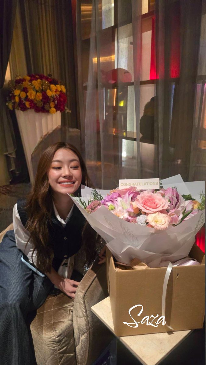 iamsaza11's tweet photo. ดอกไม้💐 เซอร์ไพรส์พี่น่า🦋🧸🥰

LENA AT FIRST FRAME PREMIERE 
#HerinFramePremiereNight 
#miunatsha #lenamiu https://t.co/cQkiAOjFo6