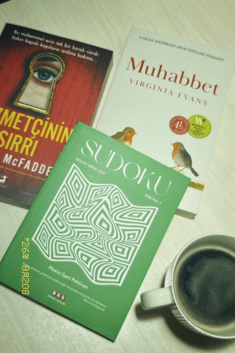 nurtnserifoglu's tweet photo. Yeni gelen kitap kargosu, taze kahve, yaz akşamı, ve hangisinden başlasam heyecanı🙂‍↔️🙂‍↔️ https://t.co/0tSwmqIttC