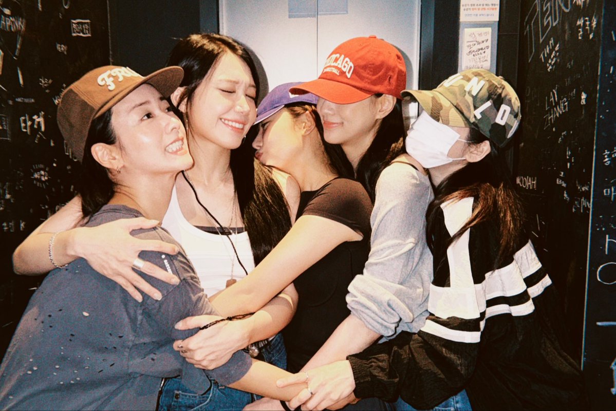 APlNKAI's tweet photo. the way their bonds just keep getting stronger each years https://t.co/MEP606XxE4