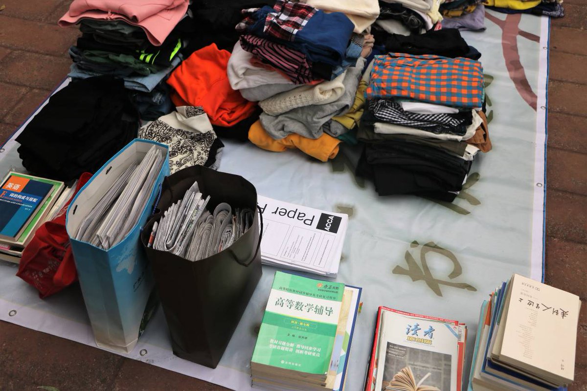 BiguyDynamism's tweet photo. Took 1 hour to sort out old stuff—donating the clothes I haven’t worn for 2 years, keeping the favorite books, clearing half the storage box. Feels so light and organized now! https://t.co/OMLGxIrXpn