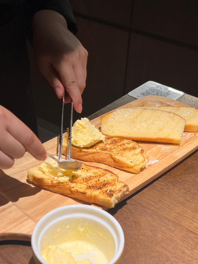 Todorok34243511's tweet photo. Just had the coziest midnight snack—warm buttered toast with a sprinkle of cinnamon, still smells like home. https://t.co/lNROg31kep