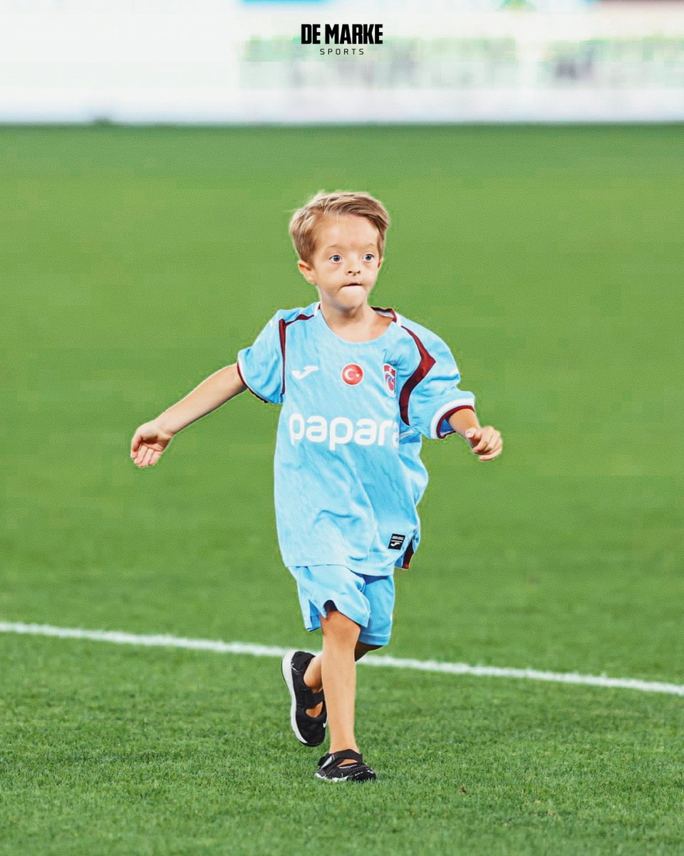 demarkesports's tweet photo. Isaac, maç öncesinde Trabzonspor taraftarlarına üçlü çektirdi ❤️ https://t.co/tjggkBtqgJ