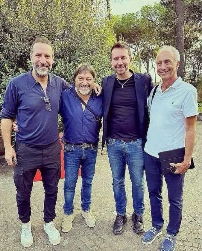 diTerralba's tweet photo. Già i 3 più alti non sono degli adoni, ma il tappo ranocchio senza collo si permette pure di provarci con le stagiste? 😱😂 https://t.co/ZjUG1W6yRO