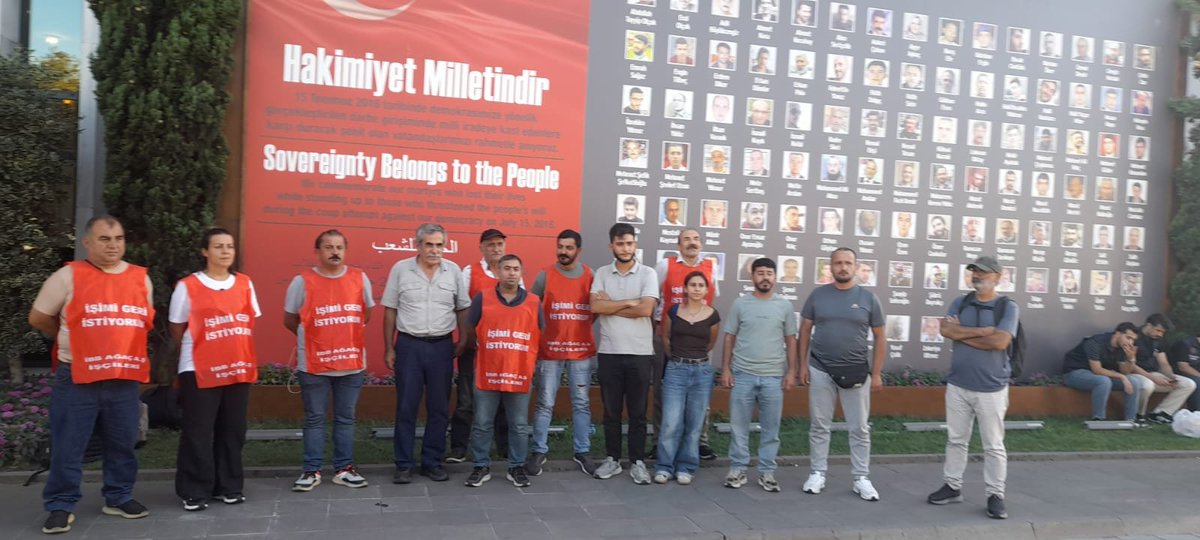 Nakliyatsendika's tweet photo. Ağaç AŞ' de Güvenlik soruşturması bahanesiyle işten çıkartılan işçiler mücadelelerinin 113. gününde İBB Saraçhane Başkanlık Binası önünde polis barikatında tutuluyor. Direnişe İBB önünde devam ediyorlar. Nakliyat İş Sendikası olarak işçilerin mücadelesi ile Sendikamız Genel Başkanı Ali Rıza Küçükosmanoğlu, Genel Mali Sekreterimiz Mehrali Yücedağ ve üyelerimizle 
dayanışma içindeyiz. Yaşasın Sınıf Dayanışması... @ibb_calisan_der @btosen2014