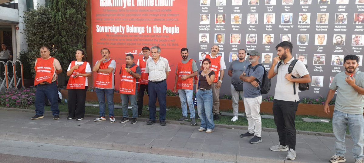 Nakliyatsendika's tweet photo. Ağaç AŞ' de Güvenlik soruşturması bahanesiyle işten çıkartılan işçiler mücadelelerinin 113. gününde İBB Saraçhane Başkanlık Binası önünde polis barikatında tutuluyor. Direnişe İBB önünde devam ediyorlar. Nakliyat İş Sendikası olarak işçilerin mücadelesi ile Sendikamız Genel Başkanı Ali Rıza Küçükosmanoğlu, Genel Mali Sekreterimiz Mehrali Yücedağ ve üyelerimizle 
dayanışma içindeyiz. Yaşasın Sınıf Dayanışması... @ibb_calisan_der @btosen2014