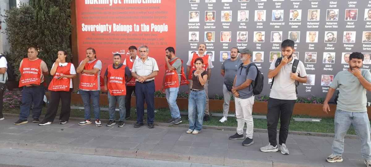 Nakliyatsendika's tweet photo. Ağaç AŞ' de Güvenlik soruşturması bahanesiyle işten çıkartılan işçiler mücadelelerinin 113. gününde İBB Saraçhane Başkanlık Binası önünde polis barikatında tutuluyor. Direnişe İBB önünde devam ediyorlar. Nakliyat İş Sendikası olarak işçilerin mücadelesi ile Sendikamız Genel Başkanı Ali Rıza Küçükosmanoğlu, Genel Mali Sekreterimiz Mehrali Yücedağ ve üyelerimizle 
dayanışma içindeyiz. Yaşasın Sınıf Dayanışması... @ibb_calisan_der @btosen2014
