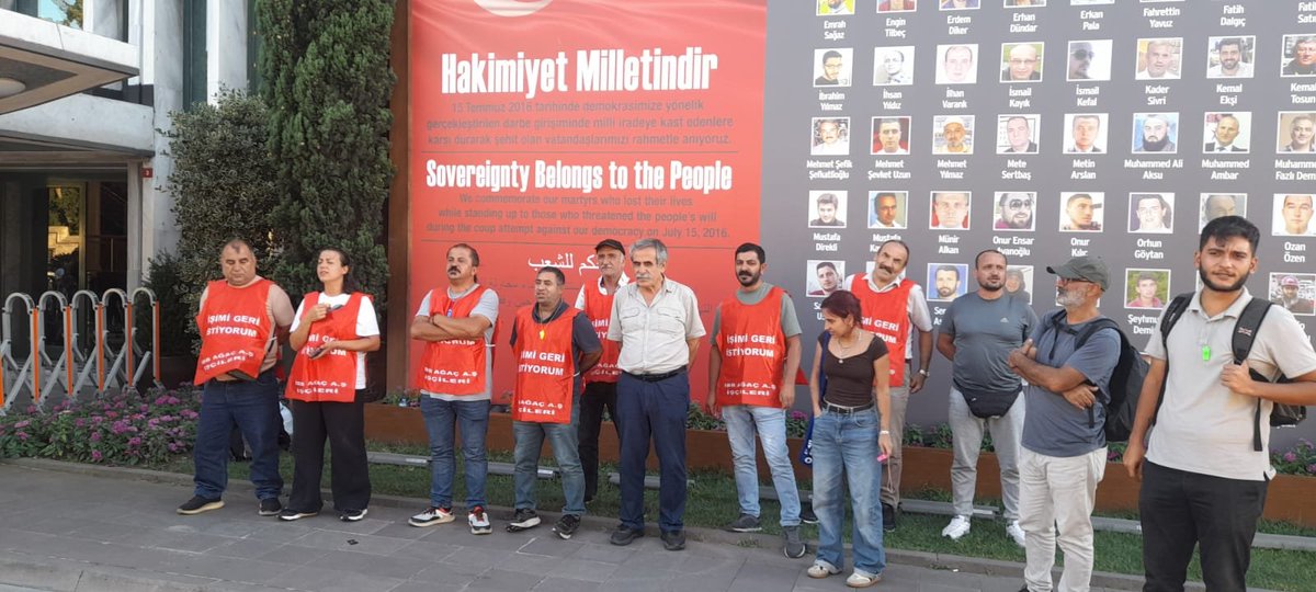 Nakliyatsendika's tweet photo. Ağaç AŞ' de Güvenlik soruşturması bahanesiyle işten çıkartılan işçiler mücadelelerinin 113. gününde İBB Saraçhane Başkanlık Binası önünde polis barikatında tutuluyor. Direnişe İBB önünde devam ediyorlar. Nakliyat İş Sendikası olarak işçilerin mücadelesi ile Sendikamız Genel Başkanı Ali Rıza Küçükosmanoğlu, Genel Mali Sekreterimiz Mehrali Yücedağ ve üyelerimizle 
dayanışma içindeyiz. Yaşasın Sınıf Dayanışması... @ibb_calisan_der @btosen2014