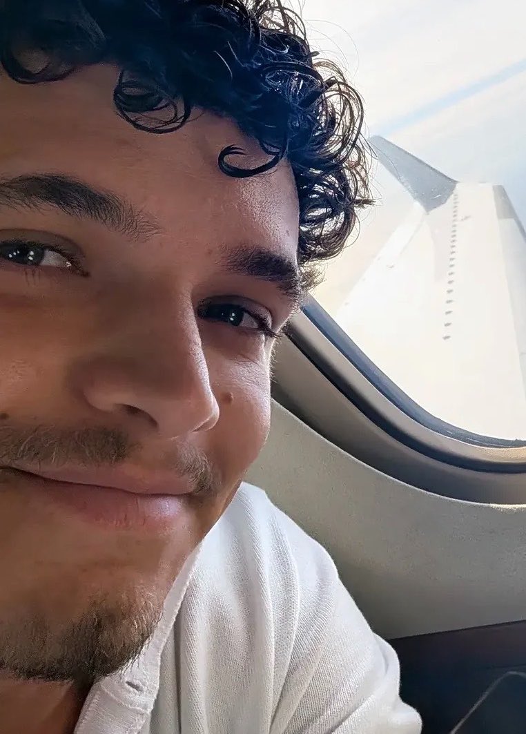femfluro's tweet photo. his go to selfie angle https://t.co/9DS0rdHTLE