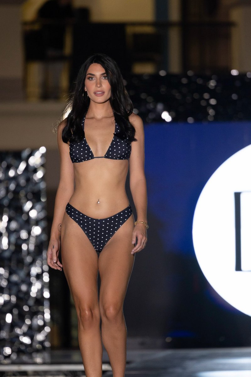 Faiths_acts's tweet photo. On the runway vs in the studio #model #runway https://t.co/4loYeUgYJN