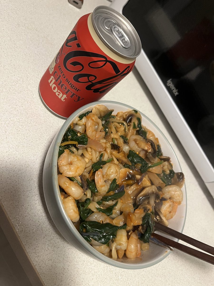 whitetrashheart's tweet photo. was insanely craving buldak noodles last night so i made this rather than ignore it and binge on it later 😭 bulked it up with shrimp, cabbage, onions and spinach, 718 cal omad 😛 https://t.co/2AVZncXL1Z