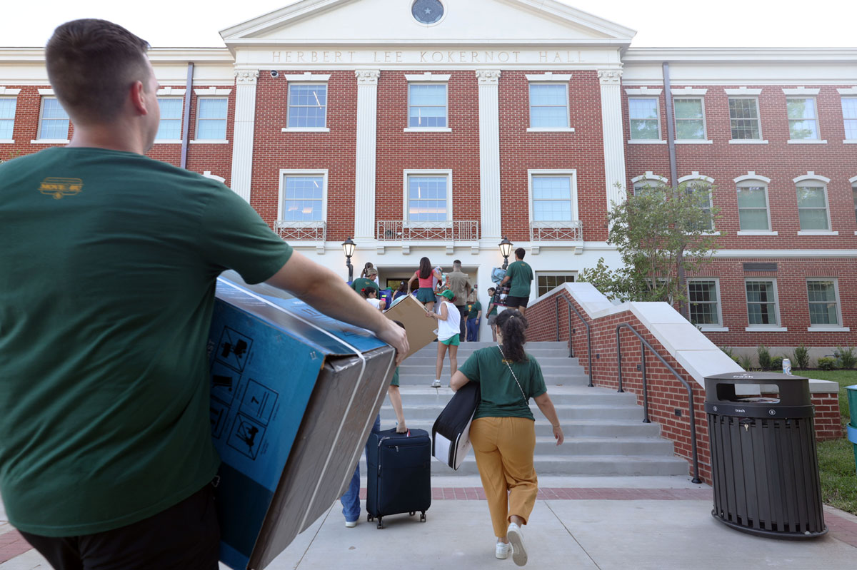 Baylor's tweet photo. New halls, new homes -- so many stories, beginning all at once. 💚💛
#SicEm || #Move2BU https://t.co/bowDnozJa5