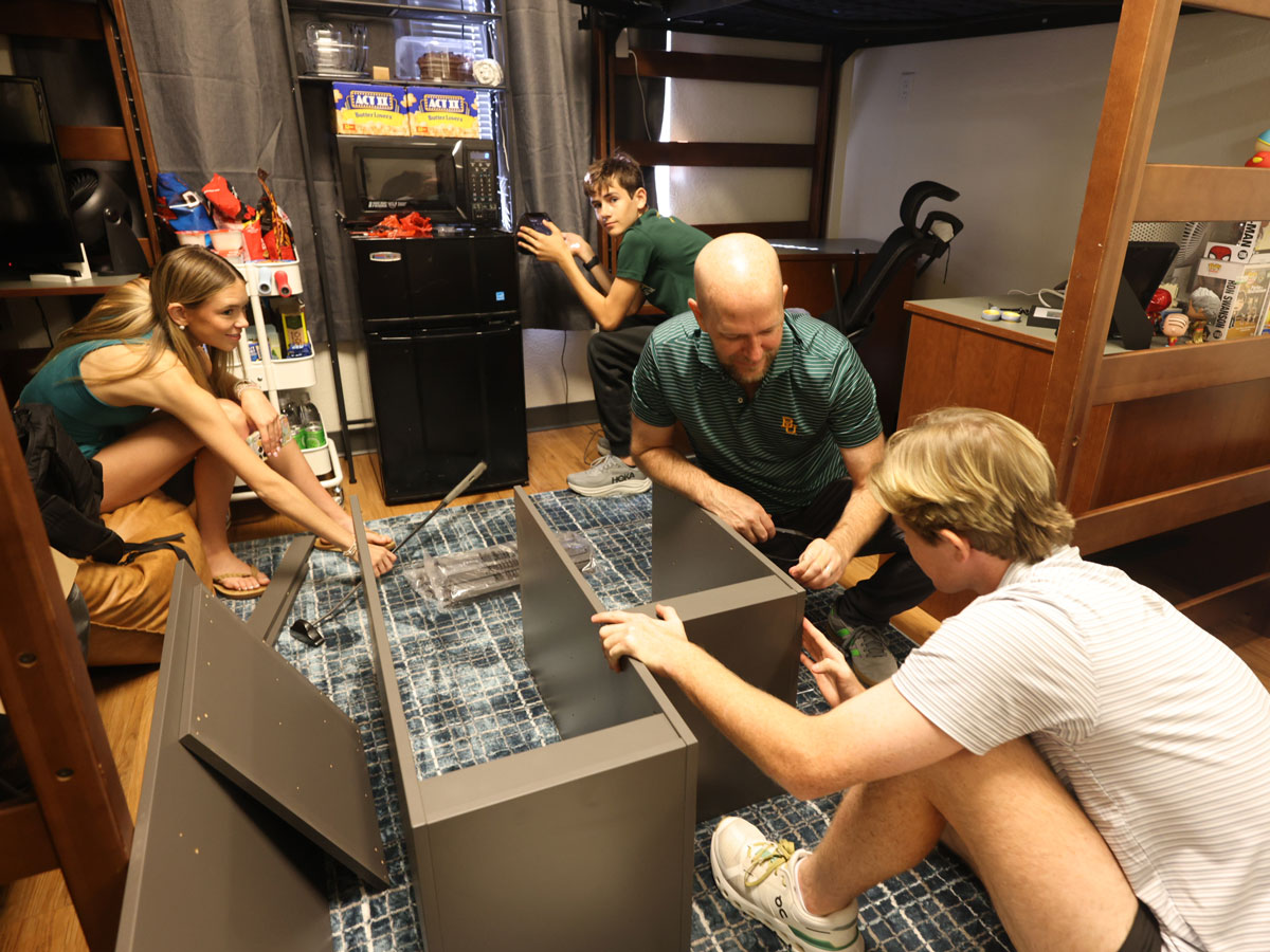 Baylor's tweet photo. New halls, new homes -- so many stories, beginning all at once. 💚💛
#SicEm || #Move2BU https://t.co/bowDnozJa5