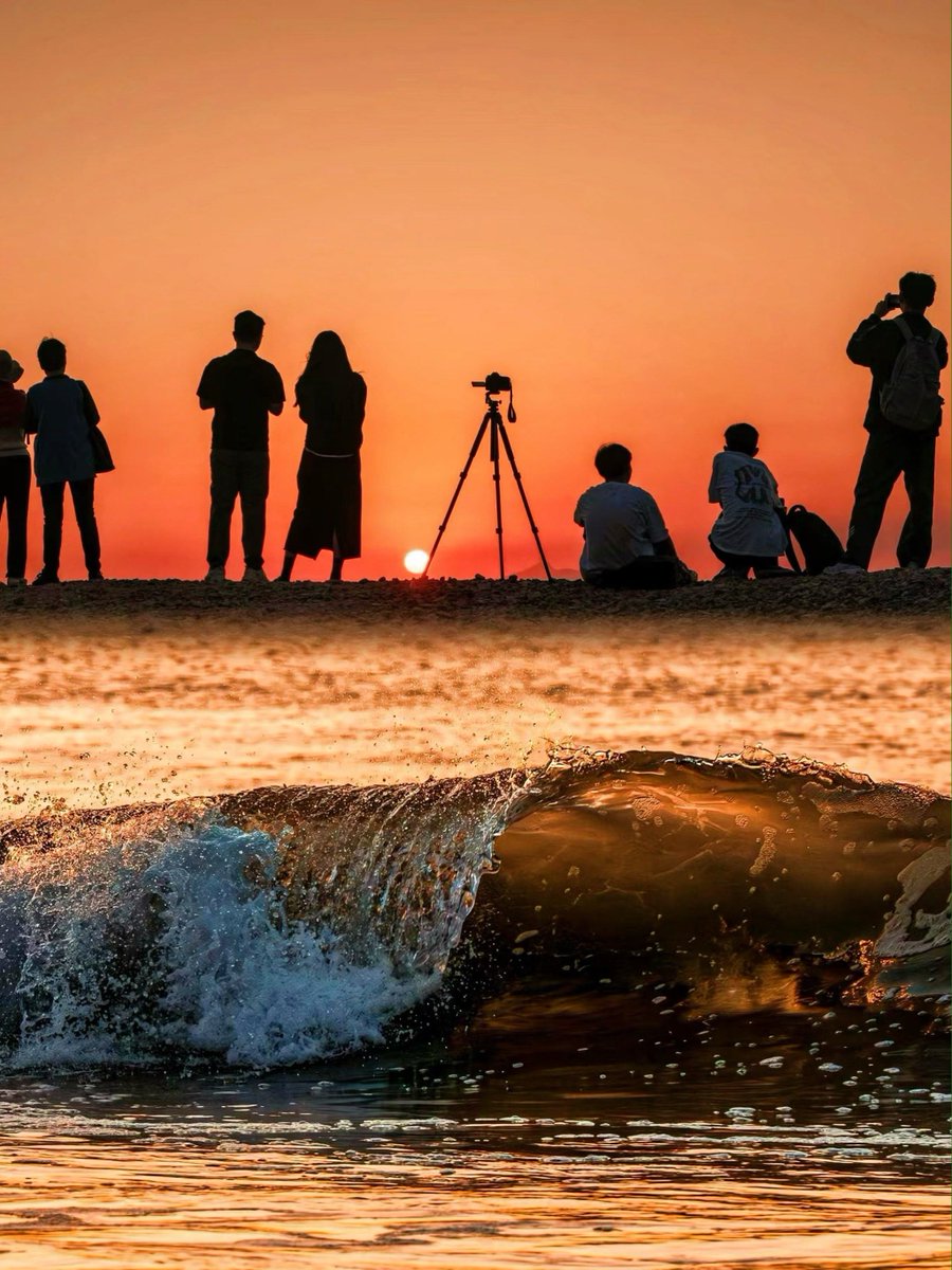 VitalFrogri's tweet photo. Campus Photography Club's Sunset Shoot is tonight at 6 PM by the West Lake! Bring your best lens u0026 capture golden hour vibes—new members super welcome! https://t.co/fZUD5wxXoH