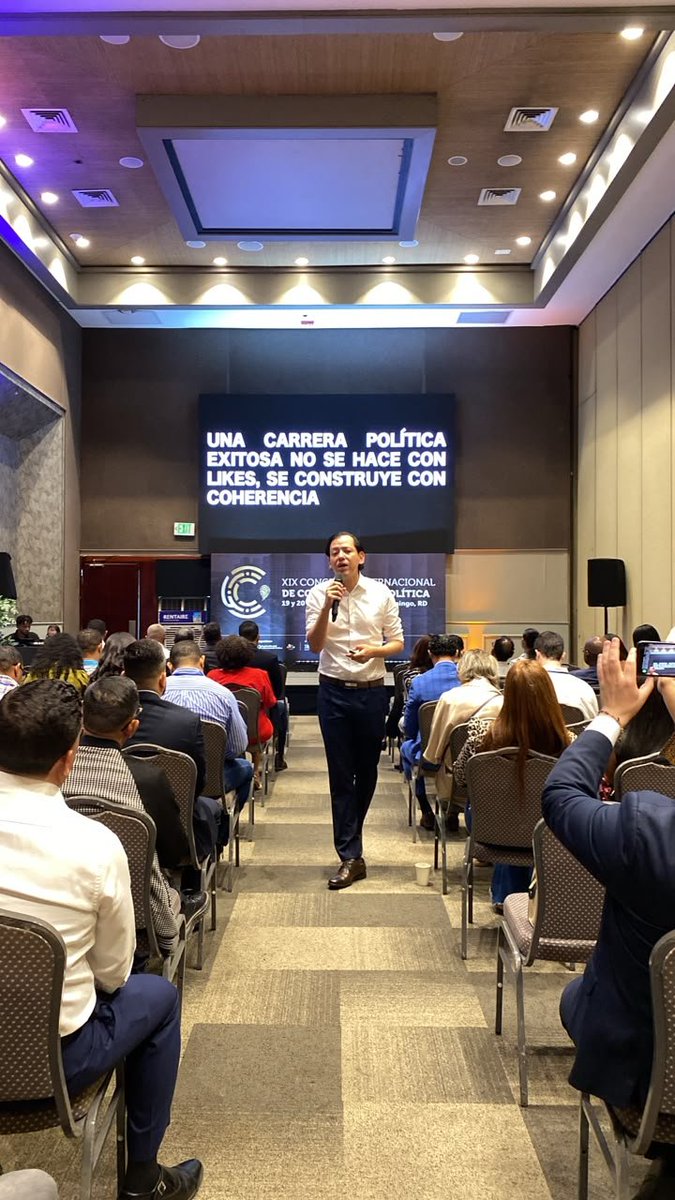 CumbreCP's tweet photo. 📍Día 2 #CongresoRD

@camiloseve -. CONSTRUYENDO AL CANDIDATO. 

"Una carrera política exitosa no se hace con likes, se construye con coherencia." https://t.co/JPNsMJ8hcR