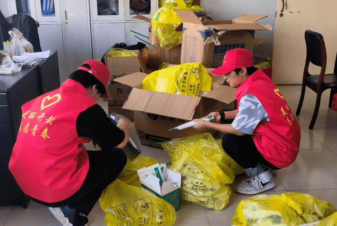 AprilCayabyab4's tweet photo. Just spent an amazing Saturday volunteering at the city’s community food drive! Packed 200+ meal boxes for neighbors in need—nothing beats the warm vibe of giving back together ， https://t.co/AvOlr9HdR2