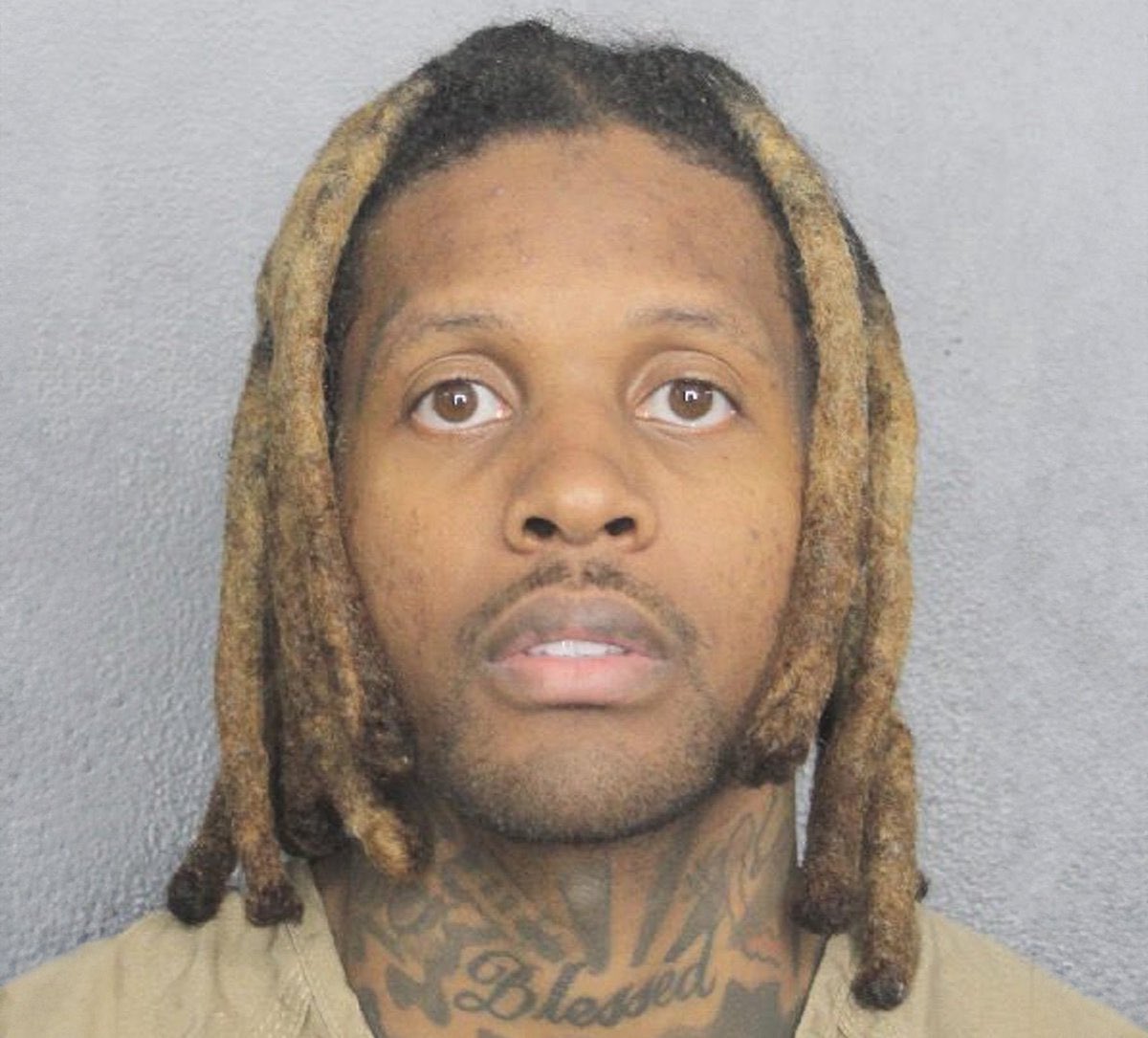 Kurrco's tweet photo. After nearly two years in federal custody, Lil Durk’s federal murder-for-hire trial begins today with jury selection in Los Angeles ⚖️

He has pleaded not guilty and could spend life in prison if convicted. https://t.co/DnQryfEqZL