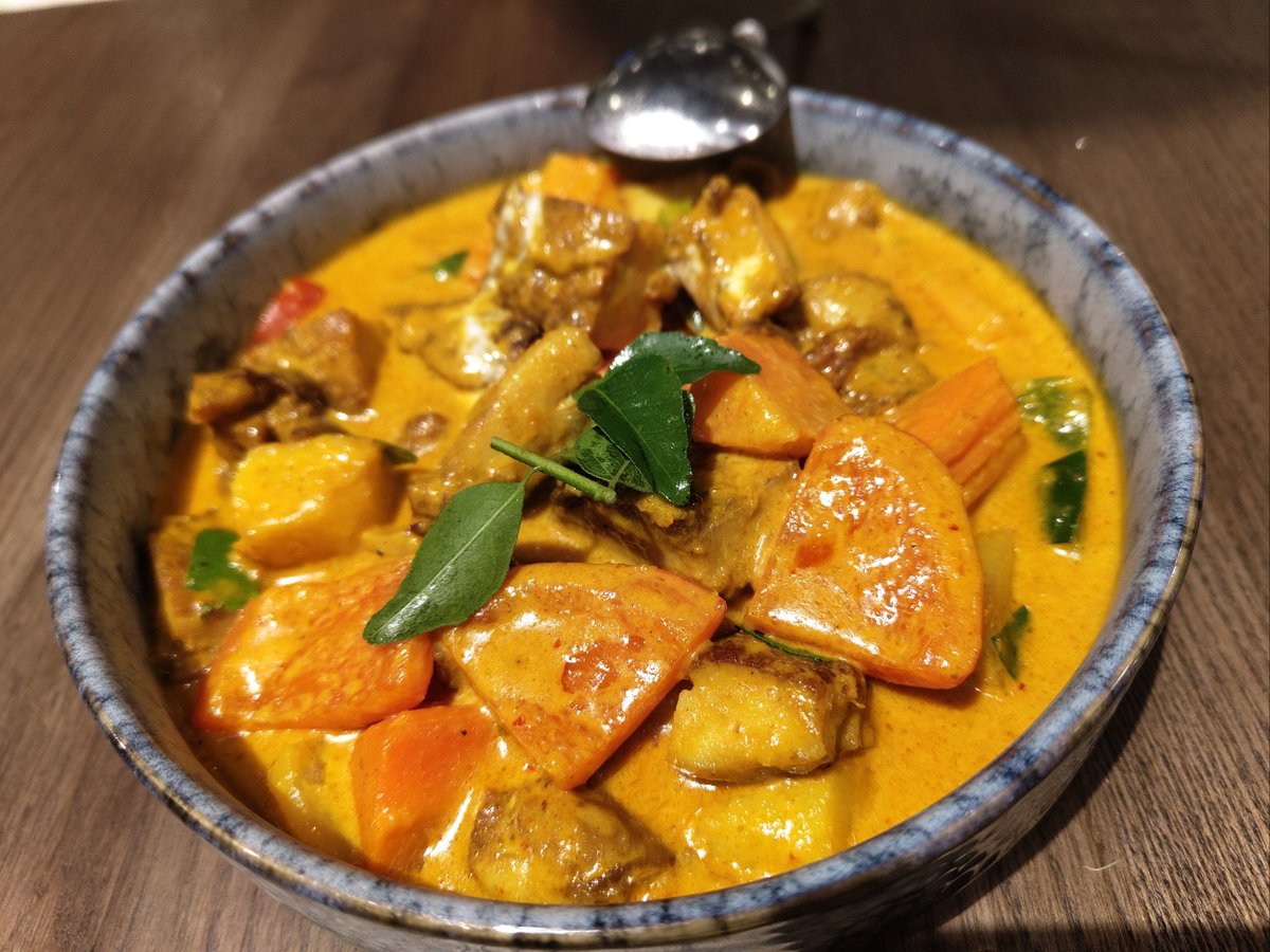 koumina82's tweet photo. Treat your taste buds to creamy chicken massaman curry tonight — fragrant spices, tender chicken, and coconut milk make this Thai gem a must-try!， https://t.co/JICXlIz6dz