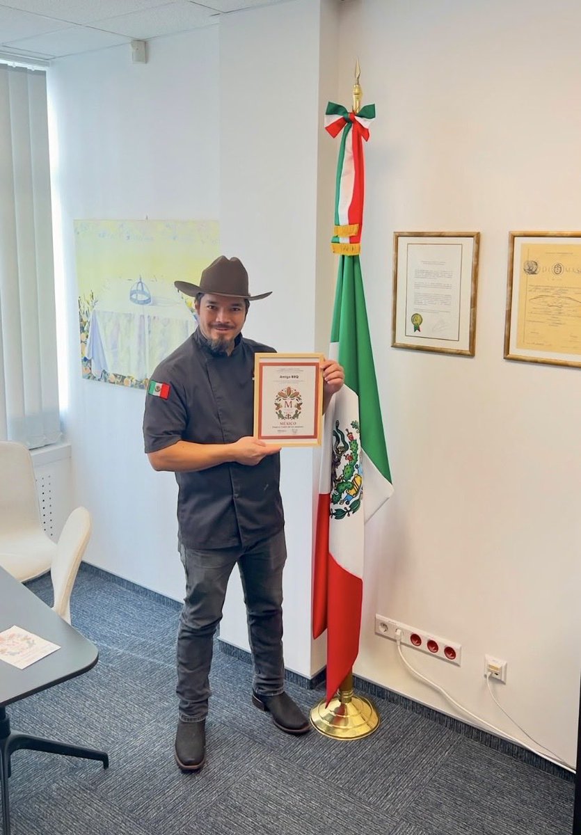 alalday's tweet photo. Amigo BBQ de Kaunas, Lituania, recibió la distinción Sello M de la Academia Mexicana de Gastronomía por sabor auténtico y tradición culinaria 🇲🇽

Enhorabuena Chef Osman Delgado, y muchas gracias a la Cónsul Honoraria de México en Lituania Ieva Kubiliene, por hacer la entrega. https://t.co/OerssVtykT