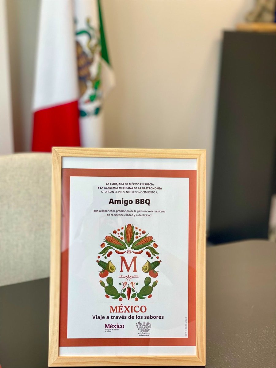 alalday's tweet photo. Amigo BBQ de Kaunas, Lituania, recibió la distinción Sello M de la Academia Mexicana de Gastronomía por sabor auténtico y tradición culinaria 🇲🇽

Enhorabuena Chef Osman Delgado, y muchas gracias a la Cónsul Honoraria de México en Lituania Ieva Kubiliene, por hacer la entrega. https://t.co/OerssVtykT