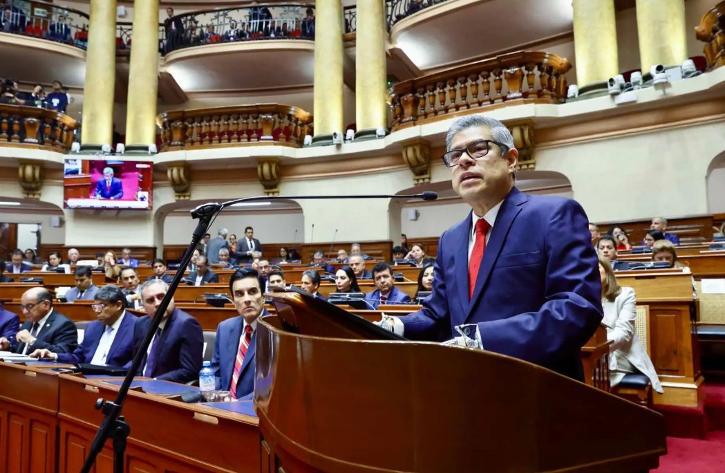 PabloMoreyraAlm's tweet photo. Después de leer el discurso, lo que más resalta no es un anuncio sino el formato: casi todo lo que dice Galarreta tiene fecha.

Diciembre 2026, julio 2027, 2031. Ahí cuelgan los 1,096 MW de generación nueva, las 75 obras de riego paralizadas que promete destrabar (S/618.9 millones, 83 mil hectáreas), el AFIS en quince unidades policiales, los 536 puntos críticos de cauces que hay que limpiar antes de que llegue El Niño. Se puede discutir si son las metas que el país necesita. Lo que ya no va a poder hacer este gabinete es escaparse dentro de un año diciendo que nunca prometió nada concreto. Estamos demasiado acostumbrados a los discursos de "fortaleceremos" y "promoveremos", y luego quedó en intenciones.

Hubo dos frases que en otro contexto pasarían desapercibidas y acá importan. Una: reconoció que vamos tarde con la prevención del FEN 2026-2027. Lo dijo sin adornarlo, a veintidós días de haber asumido, cuando le habría sido facilísimo echarle la culpa al gobierno anterior y seguir de largo. La otra: sobre la cartera minera de US$33 mil millones aclaró que esa plata no la controla el Estado, que la decide el privado, y que él solo responde por reducir demoras y dar predictibilidad. Cualquiera que haya visto a un ministro presentar carteras de inversión como si fueran ejecución entiende por qué eso importa.

Ahora, los problemas están a la vista y no son de redacción.

Casi toda la agenda penal y la tributaria dependen de que el Congreso le dé facultades (este es el cuello de botella y una responsabilidad compartida). 

Tampoco hay un número. Ni cuánto cuesta el paquete completo ni de dónde sale. "Definir primero cuánto puede gastar responsablemente el Estado" suena bien (a disciplina fiscal), pero es una intención, no un presupuesto. Eso hay que pedírselo al MEF ahora y no en diciembre.

Y lo tercero, que es lo de siempre: los 536 puntos críticos, el riego y el drenaje urbano se ejecutan con gobiernos regionales y municipios. Ese es el eslabón donde el Estado peruano viene fallando desde hace veinte años. El discurso lo menciona, pero no dice cómo lo va a arreglar.

Lo interesante vendrá en once meses, cuando toque revisar la lista el 28 de julio 2027: ver que se cumplió y que no.

@pcmperu @MEF_Peru @presidenciaperu @congresoperu