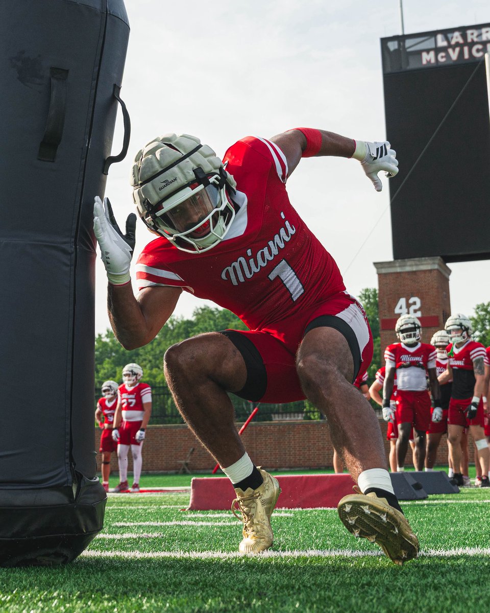 MiamiOHFootball's tweet photo. 𝐓𝐡𝐮𝐫𝐬𝐝𝐚𝐲 𝐌𝐨𝐫𝐧𝐢𝐧𝐠 𝐖𝐨𝐫𝐤 💼 

DAY 12 ✅ 

#RiseUpRedHawks |  🎓🏆 https://t.co/yq1LzGUIu6