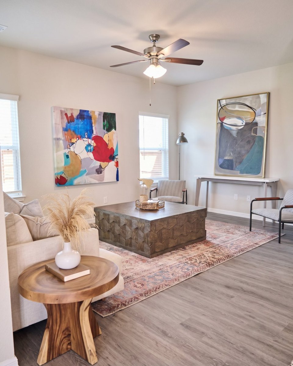 HomeSiteRes's tweet photo. Want to make your living room feel instantly larger? 🖼️👇

Go big! Hanging oversized artwork draws the eye upward to highlight high ceilings, while a large statement rug anchors your seating area for a cozy, open feel. 🛋️

What’s your go-to design style? Let us know below! ✨ https://t.co/Rk57JOxwAX