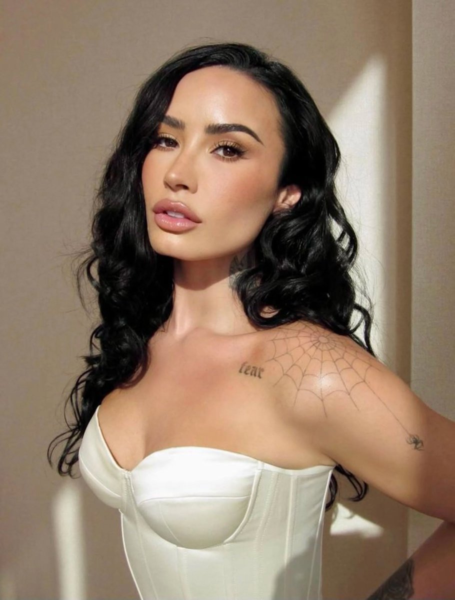 glittermagazine's tweet photo. Happy birthday to the gorgeous and iconic Demi Lovato. 🎂 💋 

#DemiLovato https://t.co/zfieeWVw2c