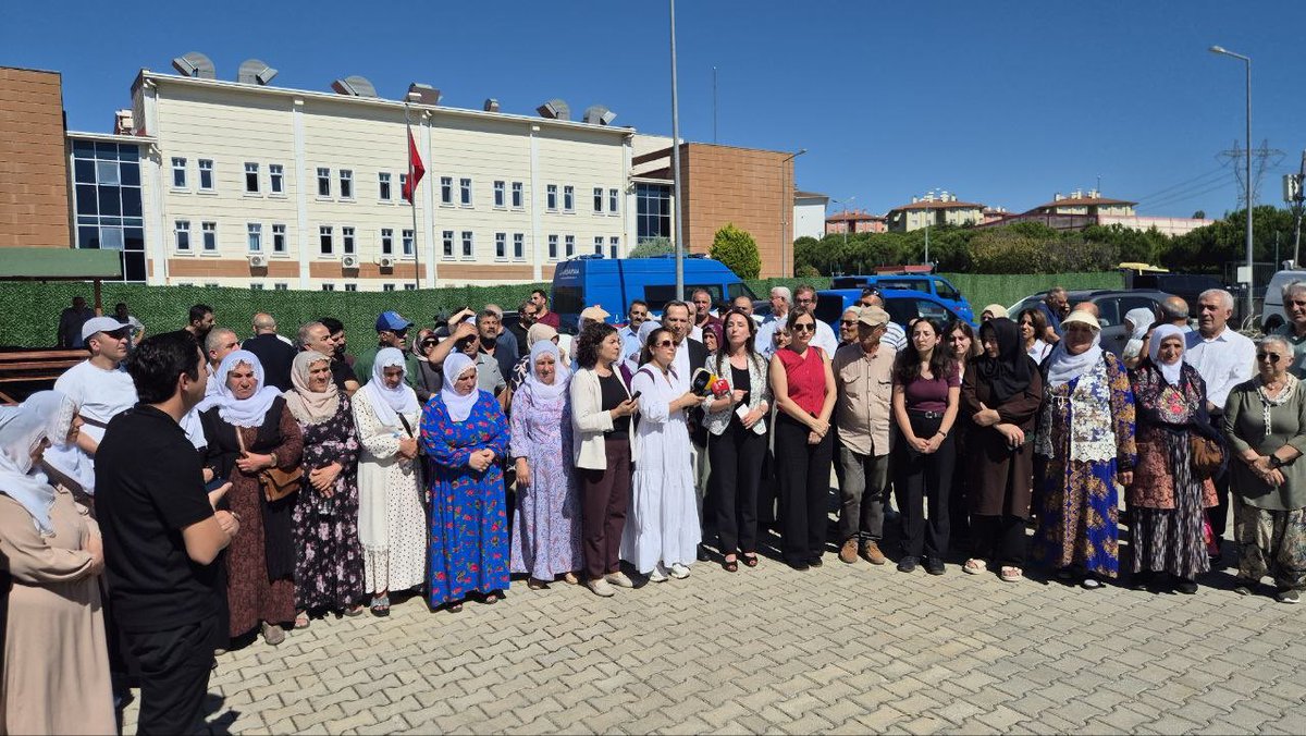 dempartistanbul's tweet photo. Eş Genel Başkanımız Tülay Hatimoğulları Silivri Cezaevi’nde tutuklu bulunan ESP Eş Genel Başkanı Murat Çepni, Bekir Kaya ve Nasrullah Kuran'ı ziyaret ettikten sonra; İl Eş Başkanımız Arife Çınar, vekillerimiz Kezban Konukçu, Hüseyin Olan ve partililerin de katılımıyla Silivri Hapishanesi önünde basın açıklaması yapıldı.

Siyasi tutsakların özgürlüğü sürecin ruhunu ileriye taşıyacak. Toplumsal barış, ancak tüm tutsakların özgürlüğü sağlanarak tesis edilebilir.