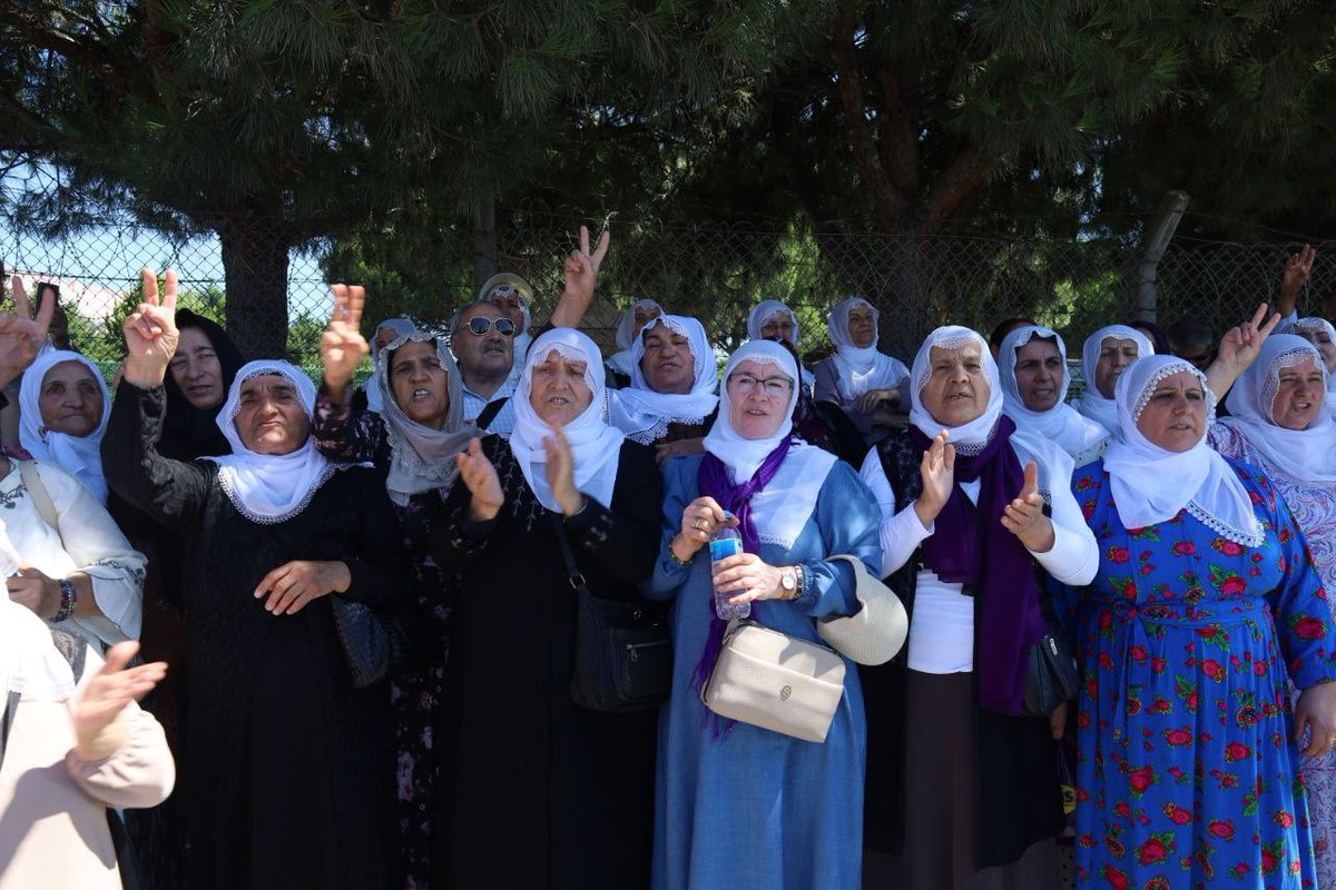 dempartistanbul's tweet photo. Eş Genel Başkanımız Tülay Hatimoğulları Silivri Cezaevi’nde tutuklu bulunan ESP Eş Genel Başkanı Murat Çepni, Bekir Kaya ve Nasrullah Kuran'ı ziyaret ettikten sonra; İl Eş Başkanımız Arife Çınar, vekillerimiz Kezban Konukçu, Hüseyin Olan ve partililerin de katılımıyla Silivri Hapishanesi önünde basın açıklaması yapıldı.

Siyasi tutsakların özgürlüğü sürecin ruhunu ileriye taşıyacak. Toplumsal barış, ancak tüm tutsakların özgürlüğü sağlanarak tesis edilebilir.