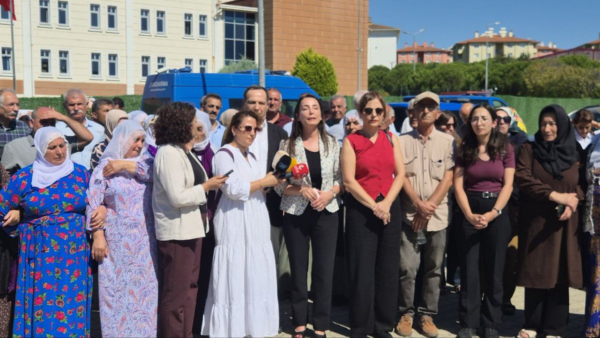 dempartistanbul's tweet photo. Eş Genel Başkanımız Tülay Hatimoğulları Silivri Cezaevi’nde tutuklu bulunan ESP Eş Genel Başkanı Murat Çepni, Bekir Kaya ve Nasrullah Kuran'ı ziyaret ettikten sonra; İl Eş Başkanımız Arife Çınar, vekillerimiz Kezban Konukçu, Hüseyin Olan ve partililerin de katılımıyla Silivri Hapishanesi önünde basın açıklaması yapıldı.

Siyasi tutsakların özgürlüğü sürecin ruhunu ileriye taşıyacak. Toplumsal barış, ancak tüm tutsakların özgürlüğü sağlanarak tesis edilebilir.
