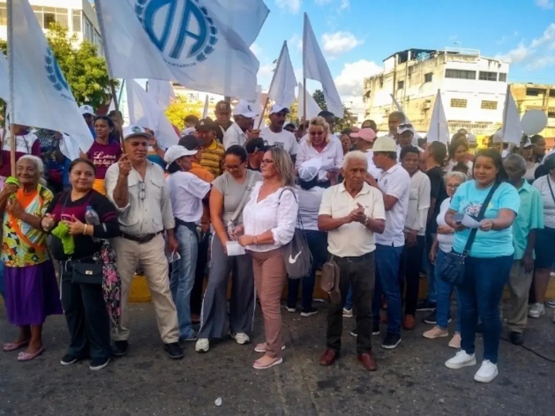 leocenisoficial's tweet photo. Aquí está Acción Democrática en Apure en la calle. Vengan para que vean por dónde le corre el agua al coco. https://t.co/5p2RNceS96