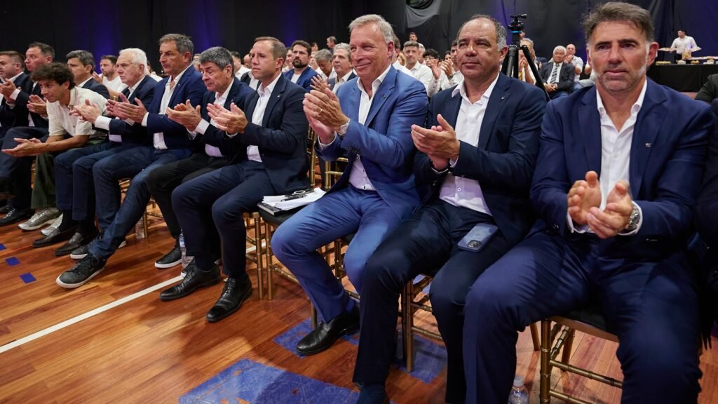 Alanponceeee's tweet photo. #TALLERES: DOS MIRADAS TRAS LA REUNIÓN
Anoche hubo una reunión entre la dirigencia y Andrés Fassi.
Una parte de la CD apunta a Jorge Sampaoli como el principal problema. Fassi tiene otra mirada: para el presidente, el problema son los arbitrajes. https://t.co/5nRg8dpQ0r