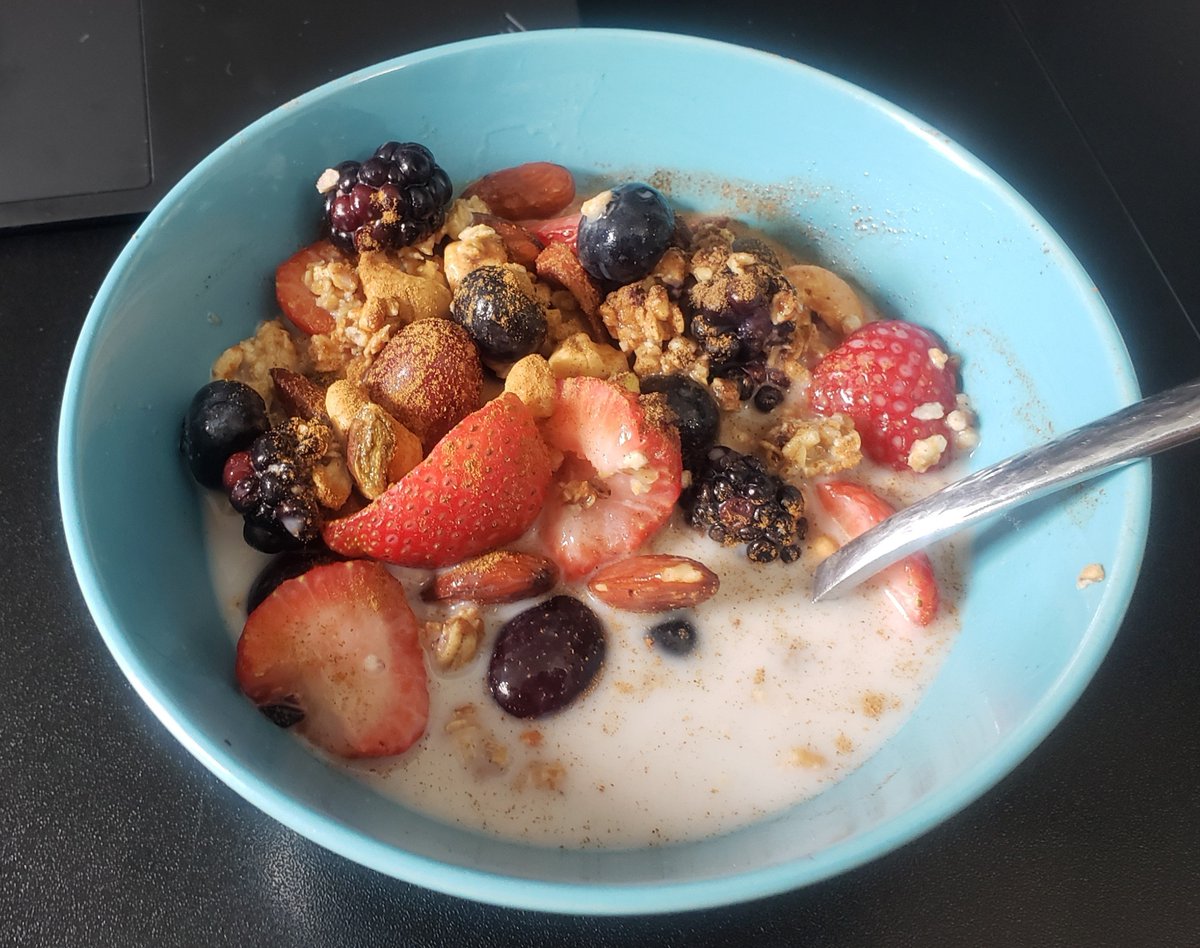 yariplus's tweet photo. too busy for something fancy today, just a little brekki https://t.co/jmUix3oUu3