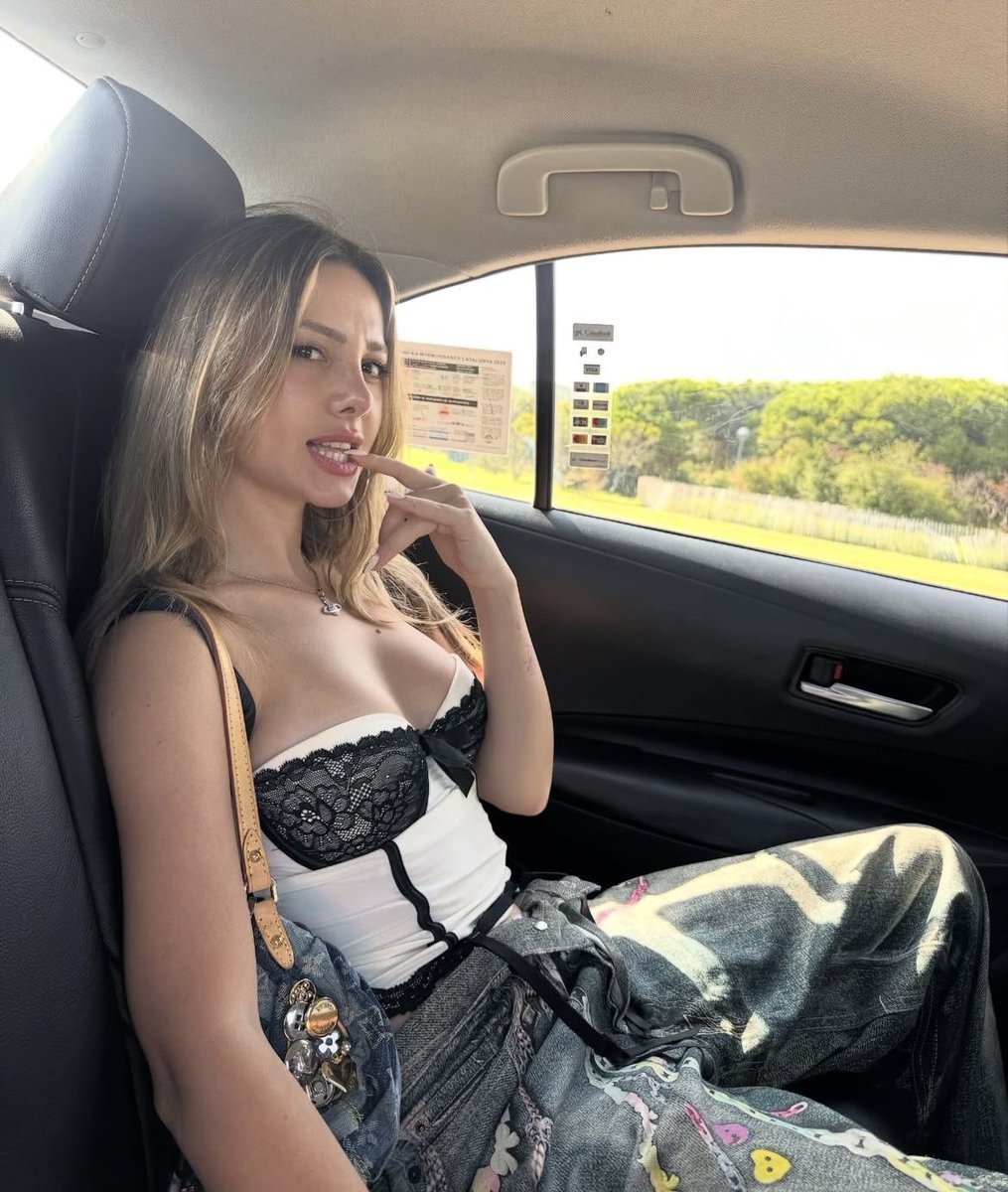 gossipmagazinn's tweet photo. Gizem Kaya’nın, Zeybik ile Zeynep Bastık hakkında yaptığı yazışmalar ifşa oldu.

• Zeybik’in, “Bileklerini dikine kesiyordur” şeklindeki ifadesine Gizem Kaya’nın, “Bence Zeynep kesiyordur” diye yanıt verdiği görüldü. https://t.co/zgZgIFUaiG