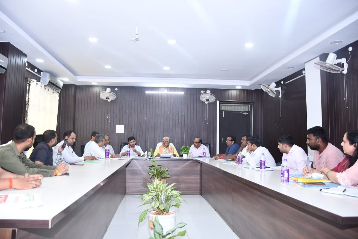 DrPremKrBihar's tweet photo. आज जिला अतिथि गृह में डीडीसी गया, जीविका एवं खेल तथा पर्यटन विभाग के अधिकारियों के साथ समीक्षा बैठक कर विभिन्न विकासात्मक एवं जनकल्याणकारी योजनाओं की प्रगति की समीक्षा की।
#DrPremKumar #ReviewMeeting #WelfareSchemes #PublicWelfare https://t.co/UqeiZGb4zr