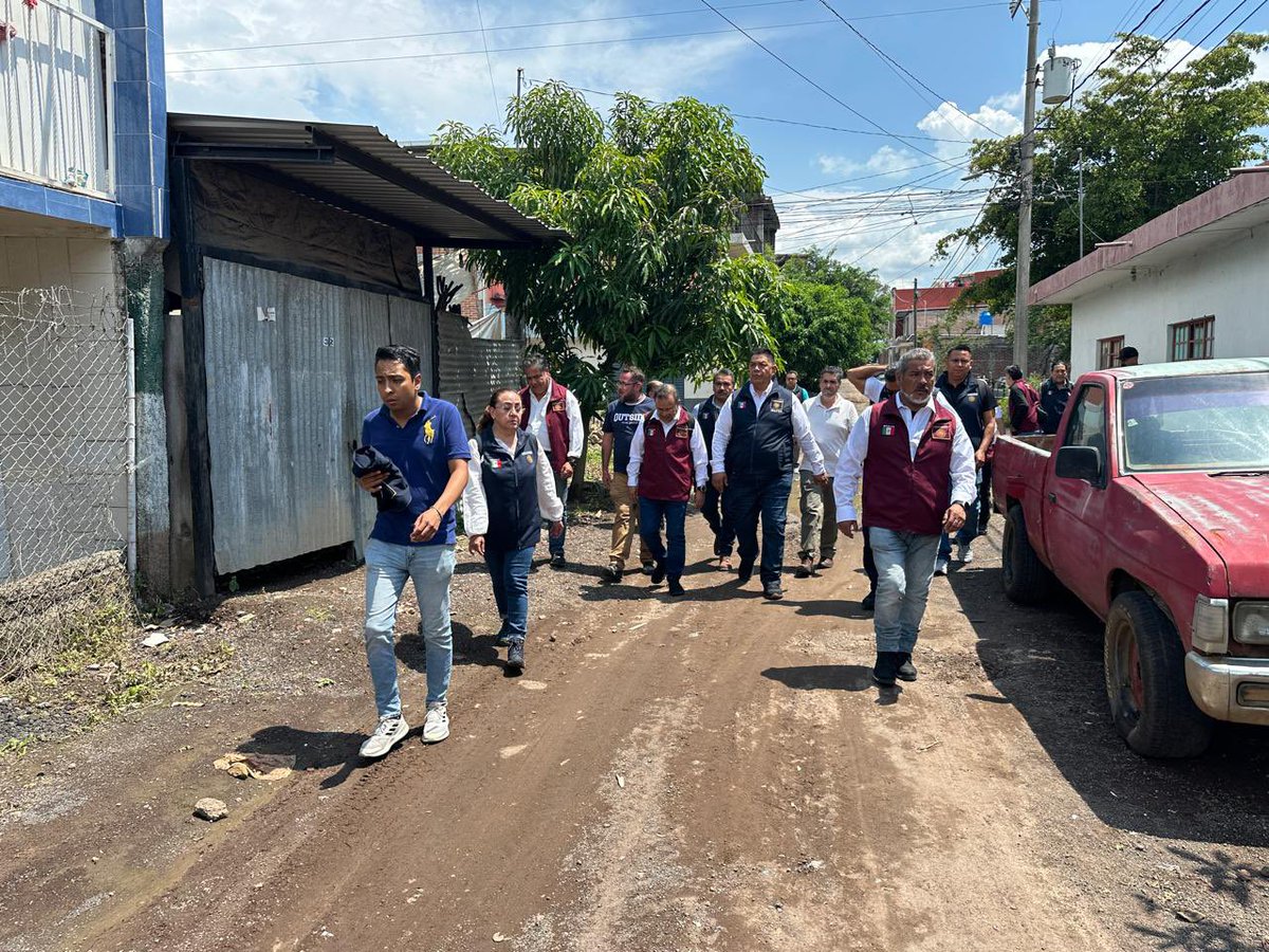 rosaicela_'s tweet photo. Realizamos visitas casa por casa en Los Reyes, #Michoacán, para escuchar de manera directa a la gente, atender sus necesidades y llevarle programas, acciones y servicios. 🇲🇽 @Claudiashein @RocioBarcenaM @martha_lop https://t.co/vXYjsgCAXD