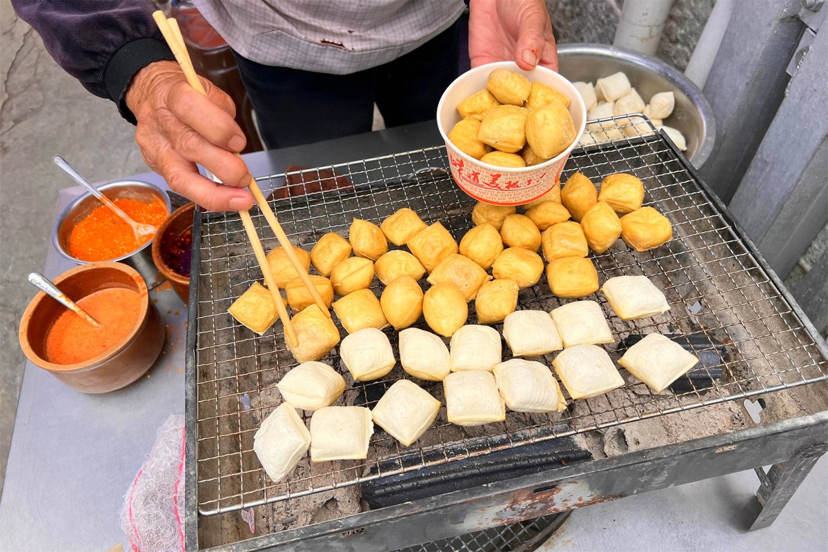 JoesphGurnh9dt's tweet photo. Craving some warm street-style tofu skewers! Chewy bites, savory sauce, perfect late-night snack https://t.co/i5jHB2XLeL