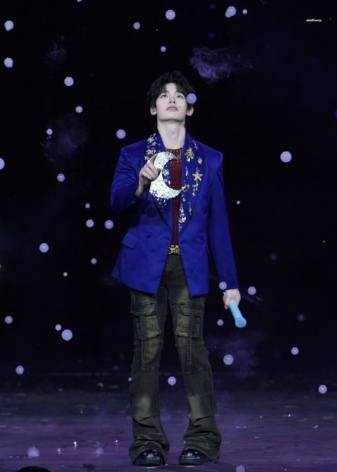 Ashh_luvee's tweet photo. Why he got them Disney knees here 😭 https://t.co/kSwFcw7aRE
