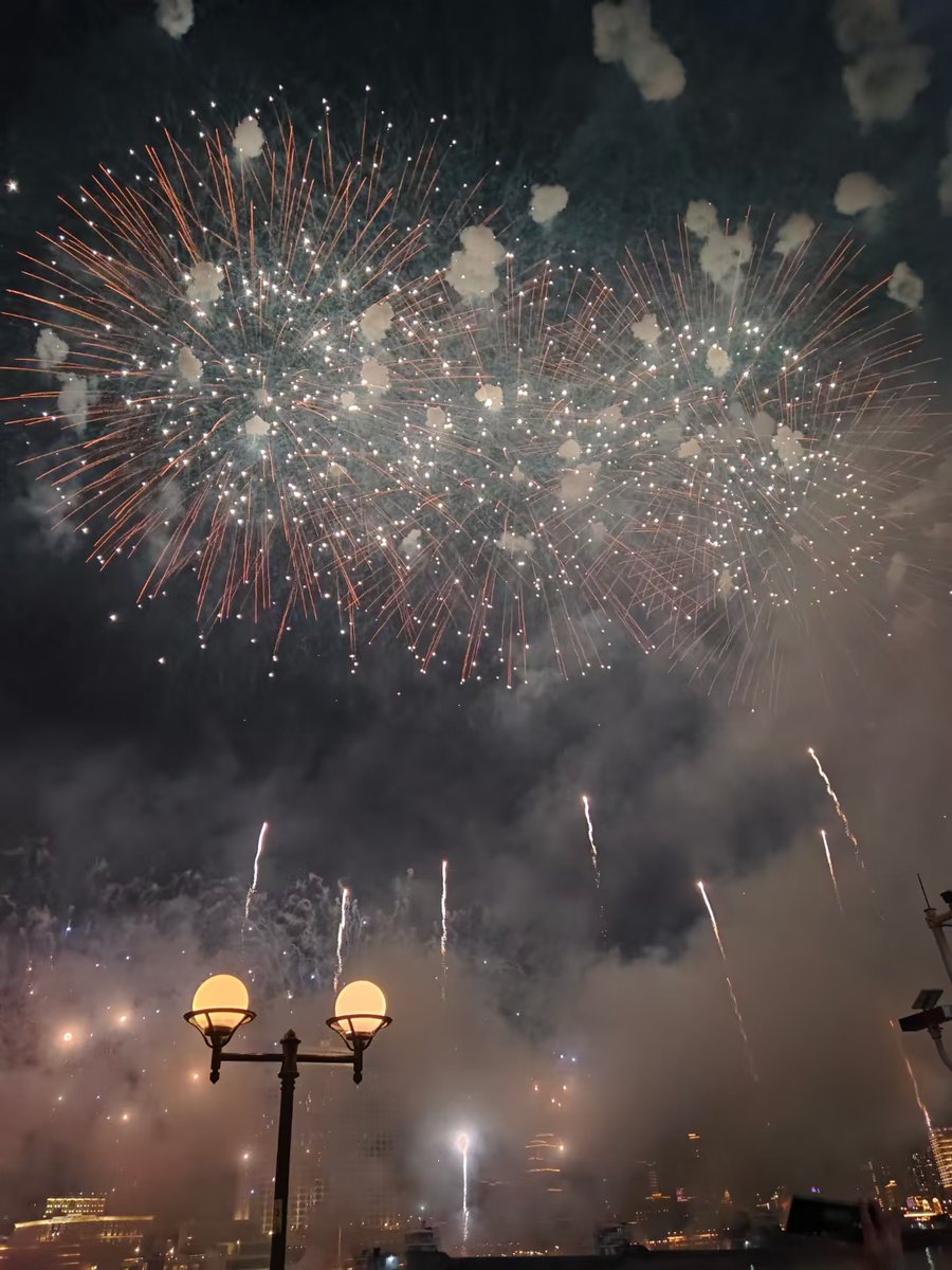 Jayden0212's tweet photo. [Midnight bell rings, 2024’s first sparkles light up the sky—may every step this year be warm and glowing ]， https://t.co/kJZWTQDfh5
