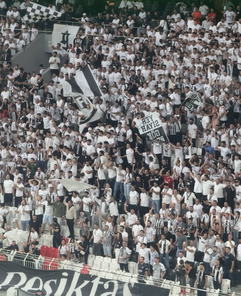 eccekurt7's tweet photo. Kuzey tribünü simsiyahken Güney tribünü bembeyaz. https://t.co/axUxYYu37C