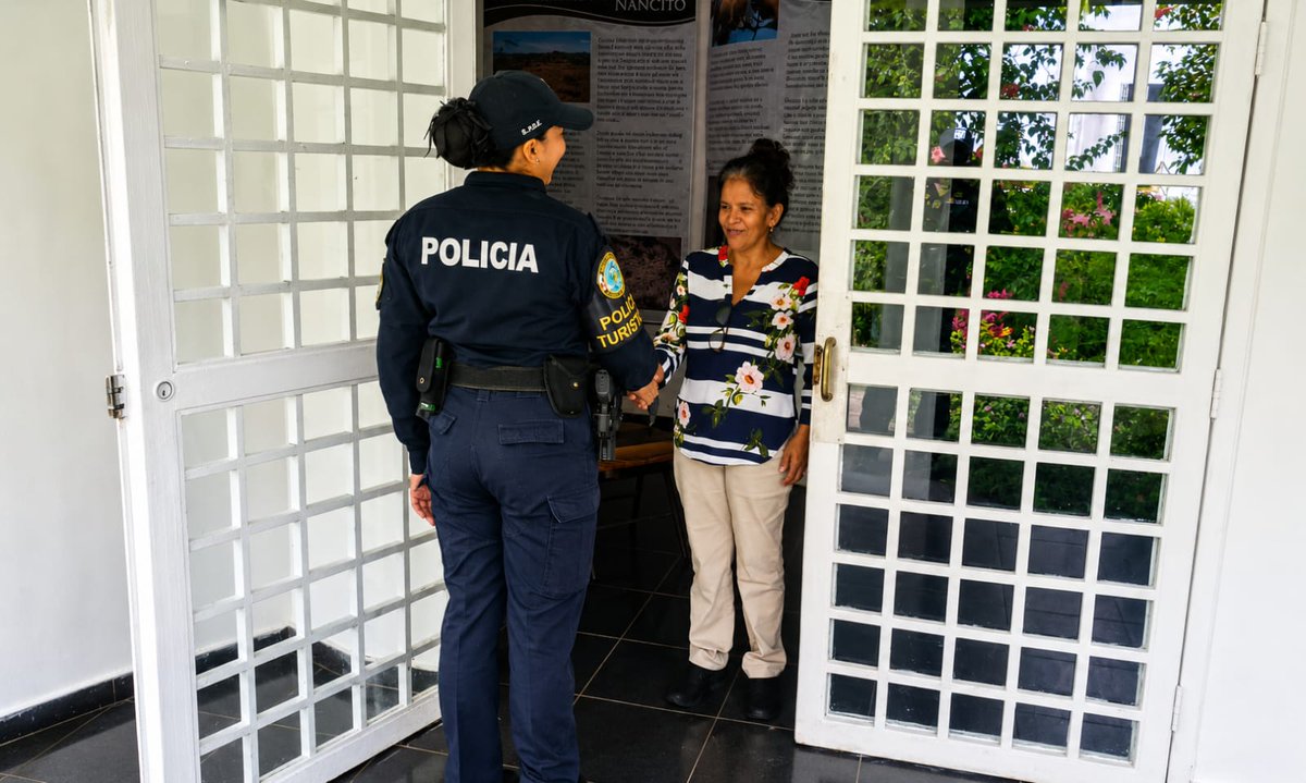 policiadepanama's tweet photo. #ZPComarcal | Mantenemos un acercamiento permanente con la ciudadanía en sectores turísticos de San Félix, mediante acciones preventivas y de orientación, fortaleciendo la seguridad y la sana convivencia de nacionales y extranjeros. #DiosYPatria https://t.co/2SPsYPskm6