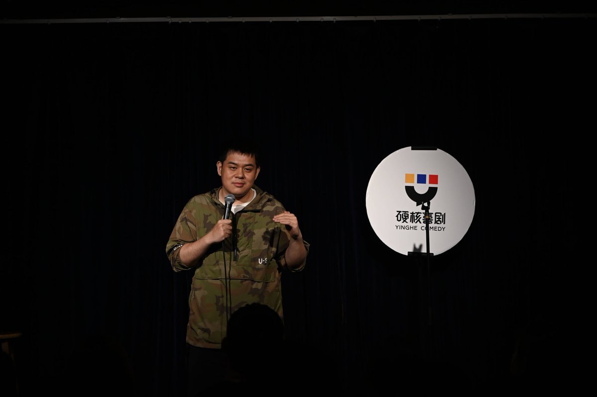 jayson_deemal's tweet photo. Just finished doing a stand-up set in front of a crowd that snort-laughed at my "adulting is just googling how to tie a shoelace at 27" joke. Success = 1 very sweaty mic u0026 1 weirdly warm vibe. #ComedyLife， https://t.co/UMaPVcGeEJ