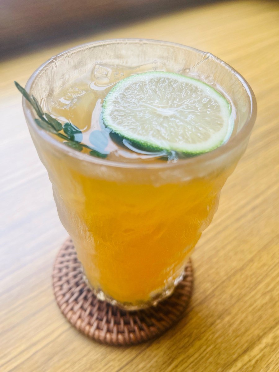 ElvisHanse3's tweet photo. Craving a zesty pick-me-up Whip up a 2-minute citrus iced tea: steep black tea with lemon slices, add a splash of honey u0026 ice. Perfect for lazy afternoons!， https://t.co/cnEGVV65aU