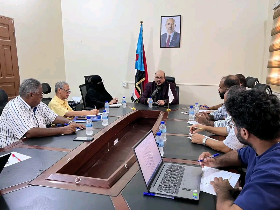 bawzyr57097's tweet photo. #الجفري ينقل تحايا الرئيس عيدروس الزُبيدي لمنسقية انتقالي جامعة حضرموت ويطّلع على سير أعمالها وبرامجها المقبلة  

المكلا / إعلام المنسقية / 20 اغسطس 2026م

التقى الأستاذ علي الجفري، عضو هيئة رئاسة المجلس الانتقالي الجنوبي العربي ورئيس الهيئة التنفيذية للقيادة المحلية للمجلس بمحافظة حضرموت، بالهيئة التنفيذية لمنسقية المجلس الانتقالي الجنوبي العربي بجامعة حضرموت، برئاسة الدكتورة لمياء بن صنة، القائم بأعمال نائب رئيس الهيئة التنفيذية للمنسقية.  

وفي مستهل اللقاء، نقل الأستاذ علي الجفري تحايا الرئيس القائد عيدروس قاسم الزُبيدي، رئيس المجلس الانتقالي الجنوبي العربي، لقيادة وفرق العمل بالمنسقية، مؤكداً اهتمام وحرص سيادته بالشباب بشكل عام والطلاب بشكل خاص باعتبارهم الركيزة الأساسية لبناء المستقبل.
 من جانبها، رحبت الدكتورة لمياء بن صنة بالأستاذ الجفري، ونقلت له تطمينات حول الحالة الصحية للدكتور حسن صالح الغلام العمودي، رئيس الهيئة التنفيذية للمنسقية، عقب نجاح العملية الجراحية التي خضع لها، متمنيةً له التوفيق والشفاء العاجل والعودة القريبة لممارسة مهامه التنظيمية.  

واستمع الجفري خلال اللقاء إلى إحاطة شاملة تناولت تقييم برنامج التصعيد السلمي ومستوى تنفيذه والنتائج المحققة خلال مراحله الماضية، إلى جانب استعراض أبرز التحديات والصعوبات التي تعترض سير عمل المنسقية وسبل وضع المعالجات المناسبة لها.  

كما ناقش المجتمعون التحضيرات والتجهيزات الجارية لإقامة الملتقى الطلابي الصيفي الثالث، مع استعراض الترتيبات الفنية واللوجستية المتعلقة بتنفيذه، بما يضمن تعزيز دوره في إشراك الطلاب وتفعيل حضورهم ومشاركتهم الفاعلة في مختلف الأنشطة والبرامج الأكاديمية والشبابية.  

وشدد اللقاء على أهمية التنسيق المشترك والكامل بين الهيئة التنفيذية للمجلس بمحافظة حضرموت ومنسقية جامعة حضرموت، وتكامل الجهود بما يخدم الأهداف العليا للمجلس الانتقالي الجنوبي.  

وأكد الجفري في ختام اللقاء على أهمية مواصلة العمل بروح الفريق الواحد، وتجاوز الصعاب، وتعزيز دور المنسقية في الأوساط الأكاديمية والإدارية والطلابية، بما يواكب متطلبات المرحلة ويخدم أهداف العمل الوطني الجنوبي.