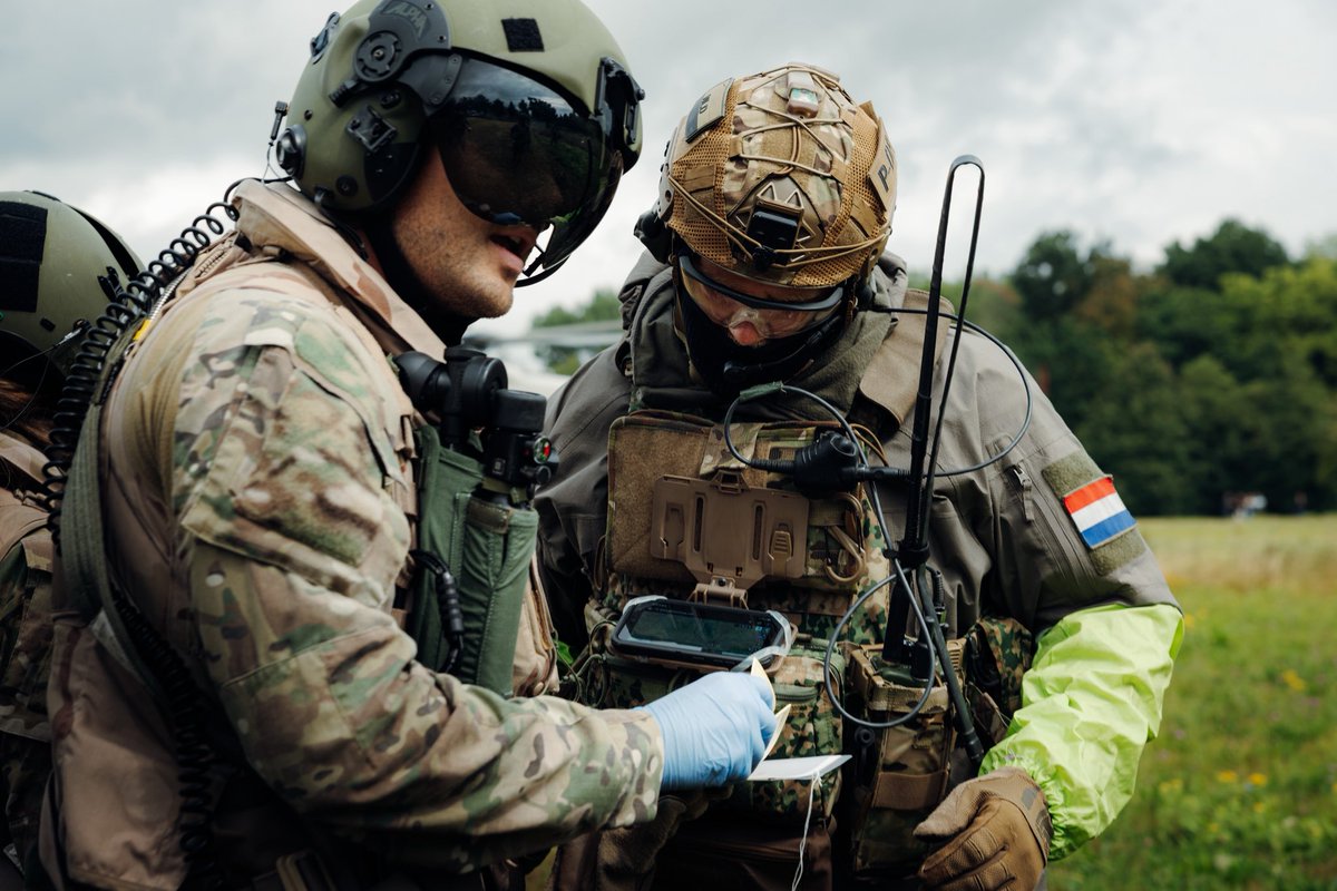 DefensieMin's tweet photo. Medic Falcon is in volle gang. Onze Chinook- en NH90-bemanningen oefenen samen met ziekenhuizen en hulpverleners hoe we gewonden door de lucht snel naar de juiste plek kunnen brengen. Door samen te oefenen, weten we wat we van elkaar kunnen verwachten als iedere seconde telt. https://t.co/p6RBUfSyHR