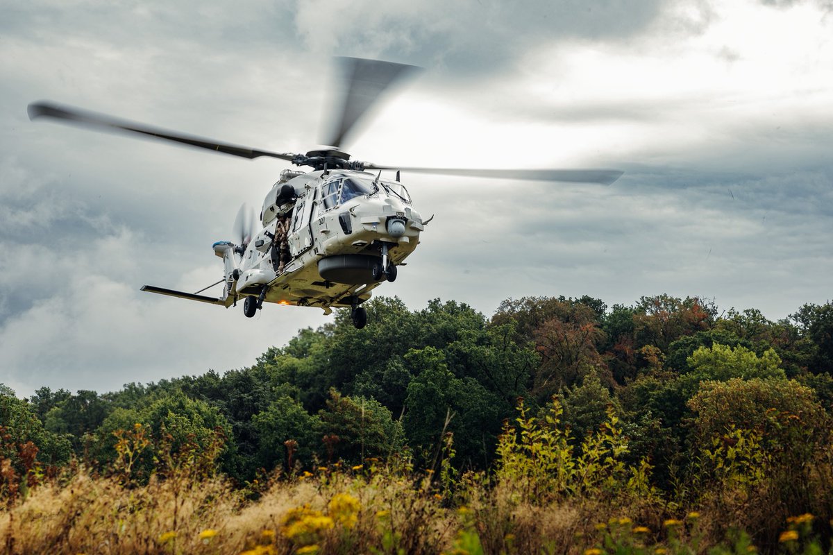 DefensieMin's tweet photo. Medic Falcon is in volle gang. Onze Chinook- en NH90-bemanningen oefenen samen met ziekenhuizen en hulpverleners hoe we gewonden door de lucht snel naar de juiste plek kunnen brengen. Door samen te oefenen, weten we wat we van elkaar kunnen verwachten als iedere seconde telt. https://t.co/p6RBUfSyHR